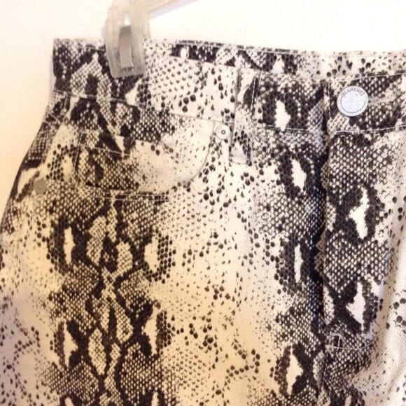 NWT BlankNYC Women's Denim Mini Skirt Snakeskin Animal Print - Picture 2 of 11
